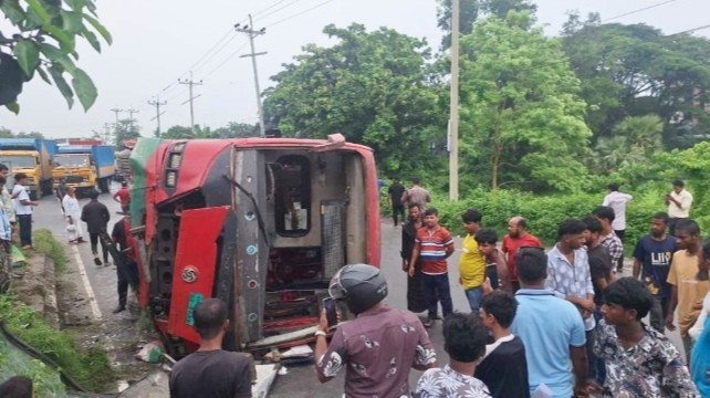 কুমিল্লার ঢাকা-চট্টগ্রাম মহাসড়কে নিয়ন্ত্রণ হারিয়ে উল্টে গেল বাস, আহত ১০